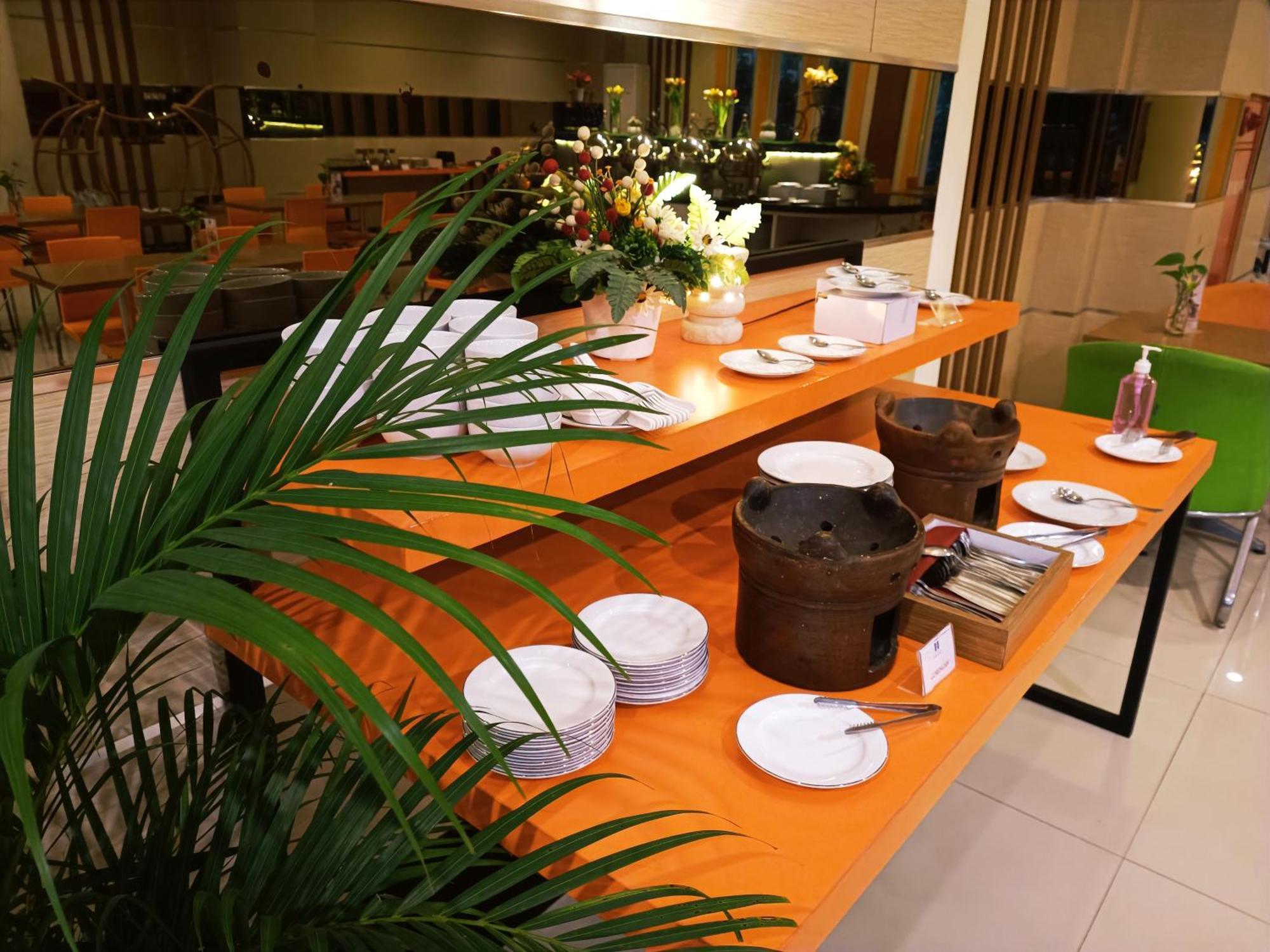 Halogen Hotel Airport Surabaya Sidoarjo Exterior foto